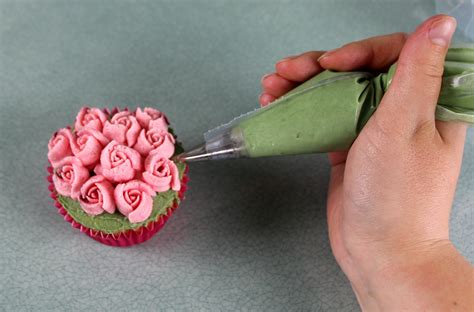 how to pipe flowers on a cake